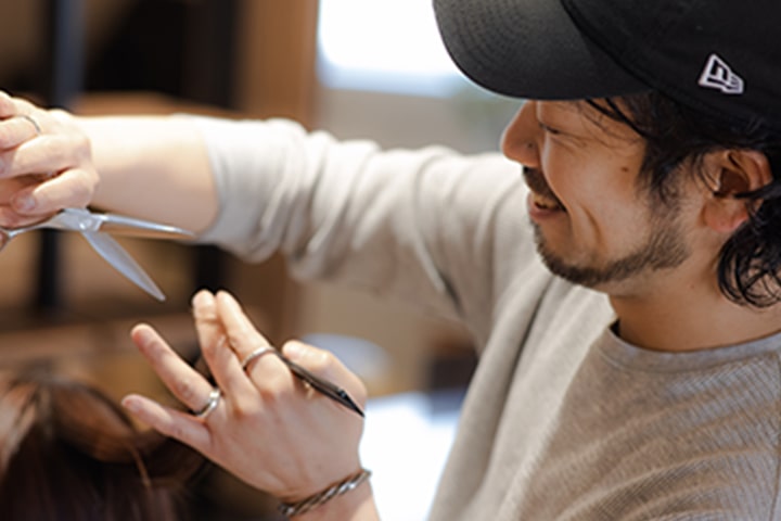 松本 逸兵のサロンワークの様子