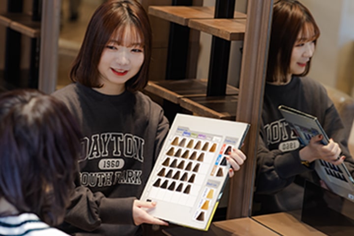 丹羽 結梨弥のサロンワークの様子